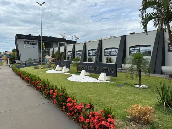 Câmara de Ourinhos mantém gastos com contratos sem licitação enquanto Prefeitura enfrenta crise financeira