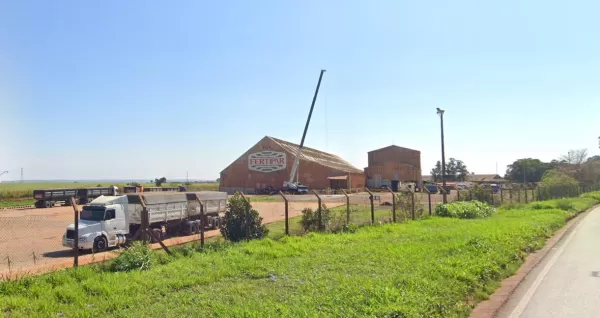 Motorista é preso por embriaguez ao volante após atingir cerca de empresa em Canitar