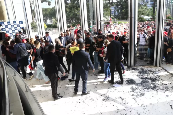 Assembleia Legislativa do Paraná aprova projeto de terceirização da gestão de escolas públicas em 1º turno