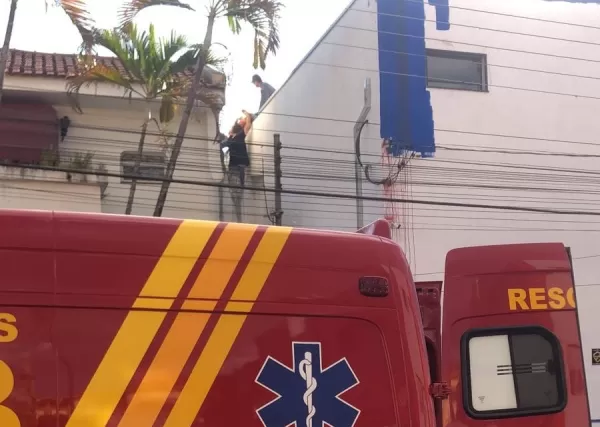 Pintor é socorrido em estado grave após sofrer descarga elétrica em Piraju
