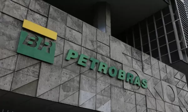 Petrobras reduz em R$ 0,35 preço do diesel para distribuidoras a partir de segunda-feira