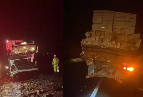 Colisão traseira entre caminhões deixa carreta destruída na SP-225 em Santa Cruz do Rio Pardo