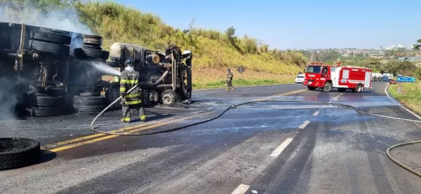 Motorista morre carbonizado em acidente na Rodovia Raposo Tavares em Ourinhos