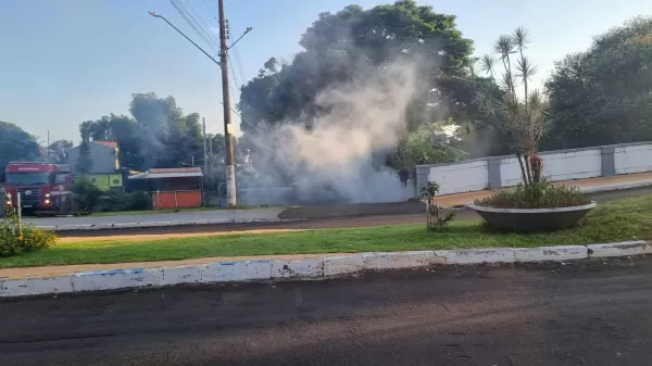 Incêndio em entulhos é controlado pelos Bombeiros no centro de Ourinhos nesta sexta-feira, 24