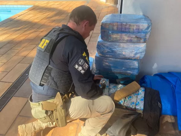 PRF apreende com moradores de Piraju mais de 200 kg de maconha que seriam entregues em Ourinhos