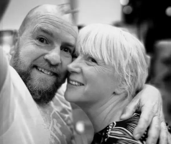 Mulher perde a memória após orgasmo intenso com o marido num banho