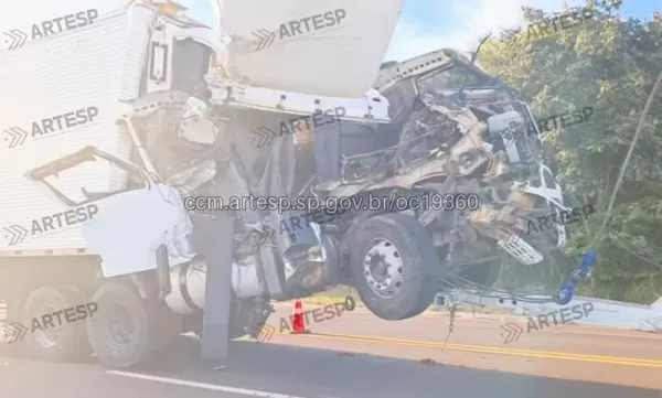 Acidente entre carretas interdita trecho da Raposo Tavares em Piraju após vazamento de combustível