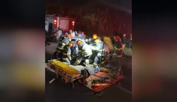 Colisão entre carro e micro-ônibus deixa um morto na Rodovia Salim Curiati em Avaré