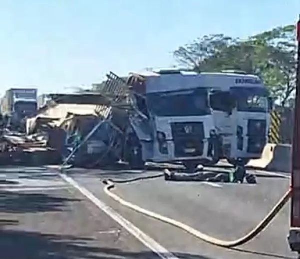 Motociclista morre em grave acidente com três caminhões, carro e moto na Orlando Quagliato, em Ourinhos