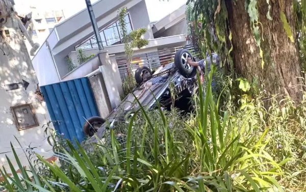 Capotamento é registrado no centro de Santa Cruz do Rio Pardo