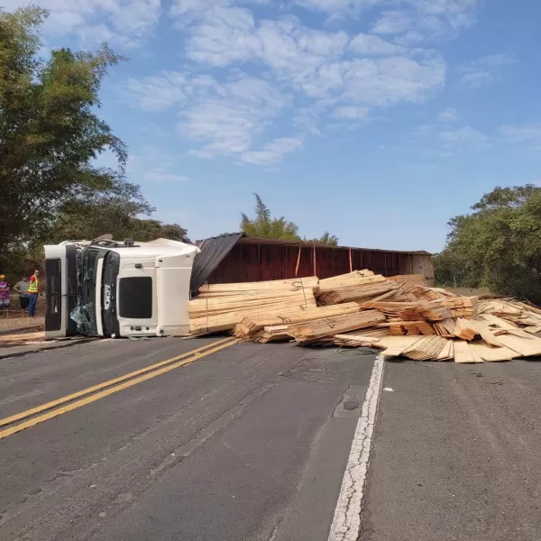 Carreta tomba e obstrui BR-153 em Guaimbê 