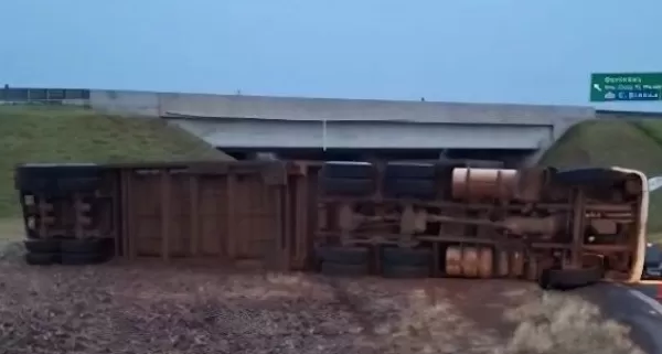 Carreta bitrem canavieira tomba em entroncamento de rodovias em Ourinhos