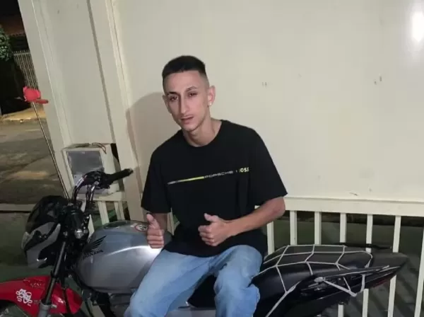 Jovem de 23 anos morre após moto bater em poste na zona norte de Marília