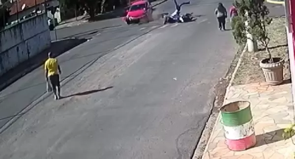 Câmera flagra batida entre carro e moto em cruzamento de vias na região; vídeo
