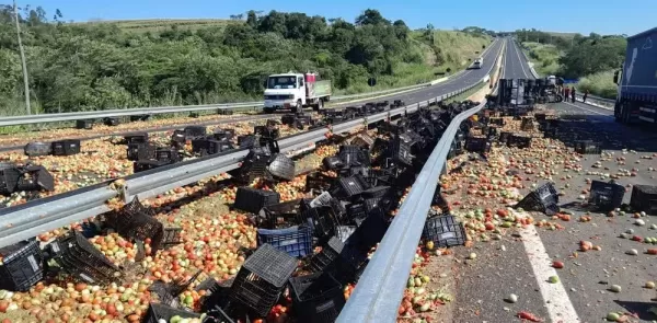 Carreta carregada com caixas de tomate tomba na rodovia e interdita trecho da Rachid Rayes 