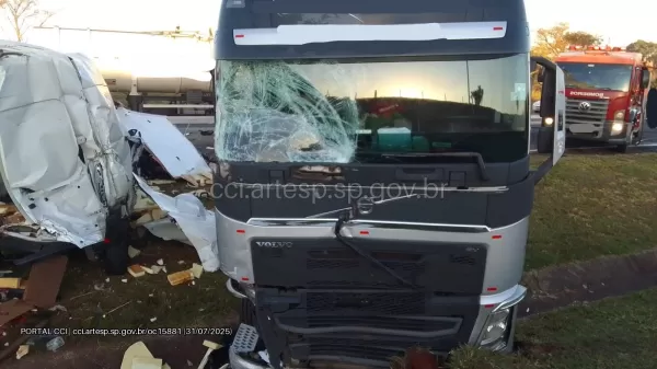 Acidente grave na SP-300 em Araçatuba resulta em morte de motorista de van