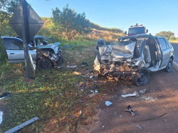Jovem morre em acidente após colisão frontal na SP-225 em Santa Cruz do Rio Pardo