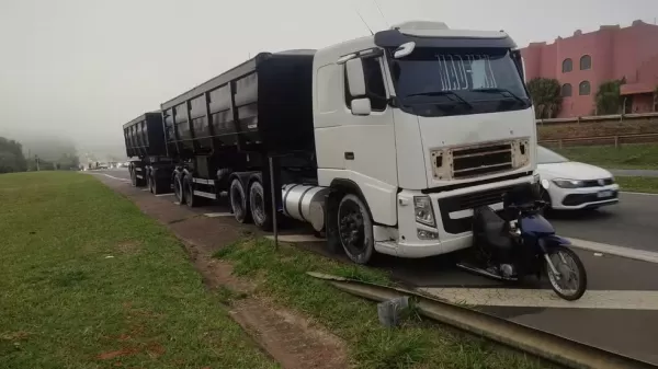 Motociclista morre após colisão que deixou moto enroscada na frente de carreta na Rodovia Raposo Tavares 