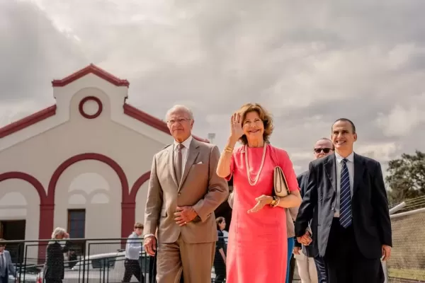 Rainha da Suécia visita São Manuel para inauguração de estação ferroviária em homenagem à sua mãe