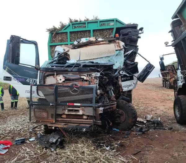 Motorista fica ferido em colisão traseira na zona rural de Santa Cruz do Rio Pardo