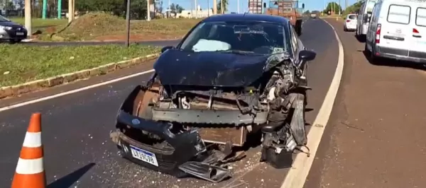 Motorista se fere em acidente após derrubar poste na Rodovia Raposo Tavares em Ourinhos