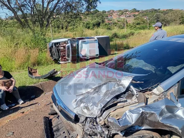 Colisão frontal entre Honda Civic e caminhonete deixa feridos na SP-225, em Santa Cruz do Rio Pardo