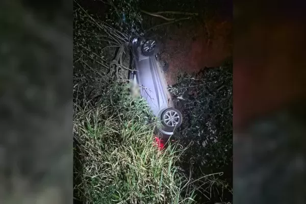 Carro cai em ribanceira após batida entre veículos em rodovia de Piraju