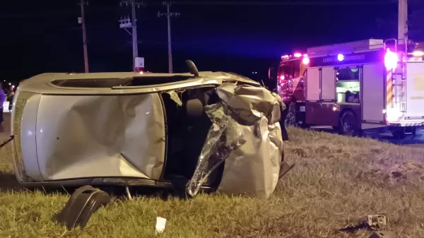Colisão entre dois carros deixa um morto e três feridos em trevo no norte do Paraná 