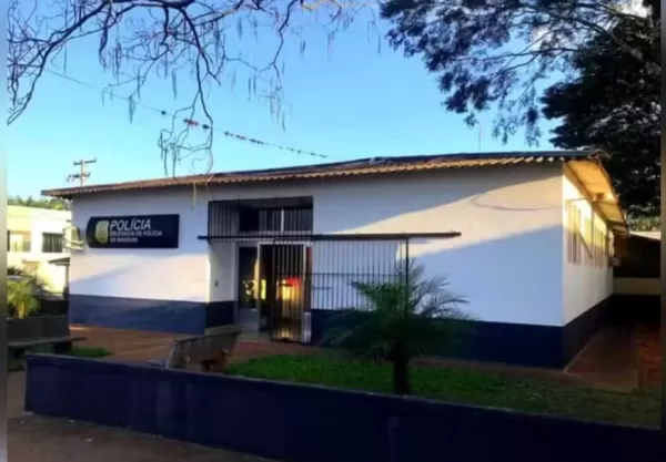 Homem invade casa, ameaça moradora com faca e é preso por roubo em Manduri