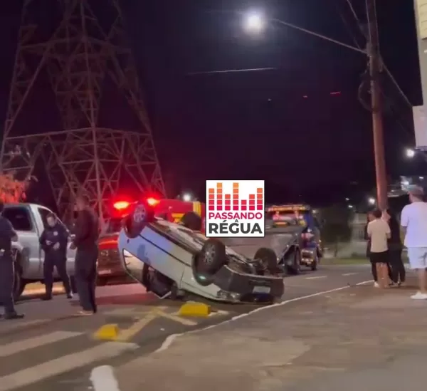 Carro capota após ser atingido por caminhonete em rotatória na Avenida das Torres, em Ourinhos