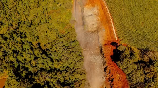 Detonações de rochas são essenciais para avanço da duplicação da BR-153 entre Jacarezinho e Santo Antônio da Platina