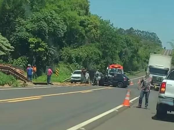 Acidente entre carro e caminhão deixa feridos em Cerqueira César