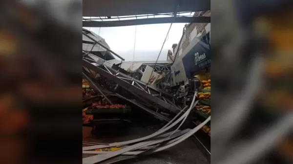 Parte de teto de supermercado desaba e mata uma pessoa durante temporal em Araçatuba