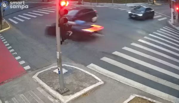 Porsche com influenciadores Bia Miranda e Gato Preto avançaram sinal e causaram acidente na Faria Lima