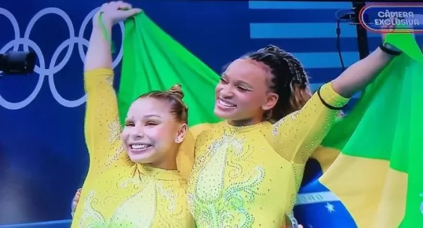 Rebeca Andrade conquista medalha de prata no individual geral feminino; Biles é ouro