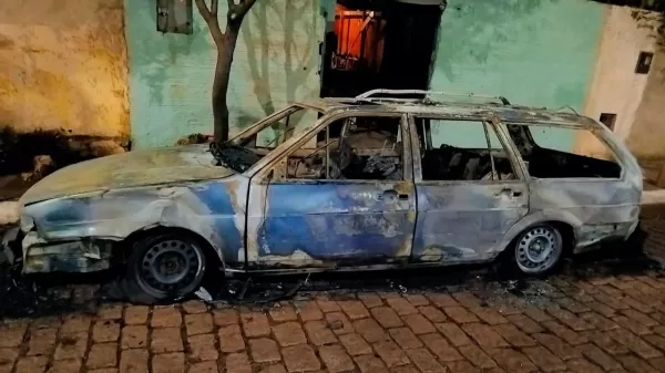 Veículo pega fogo durante a madrugada e mobiliza perícia em Ourinhos; família acredita em incêndio criminoso