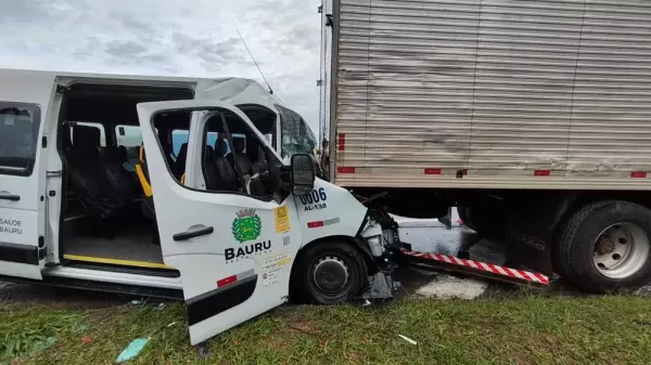 Acompanhante de paciente morre em acidente com van da Saúde de Bauru na Rodovia Castello Branco