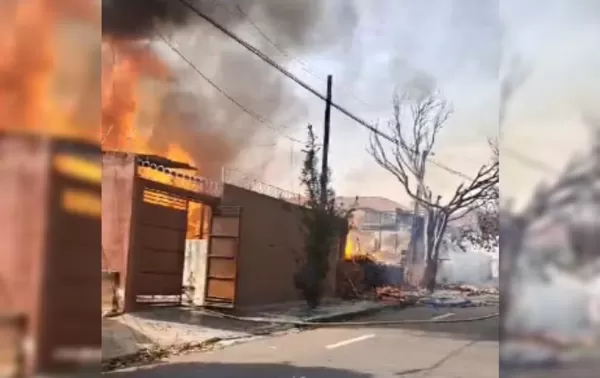 Incêndio de grandes proporções destrói casas em Marília