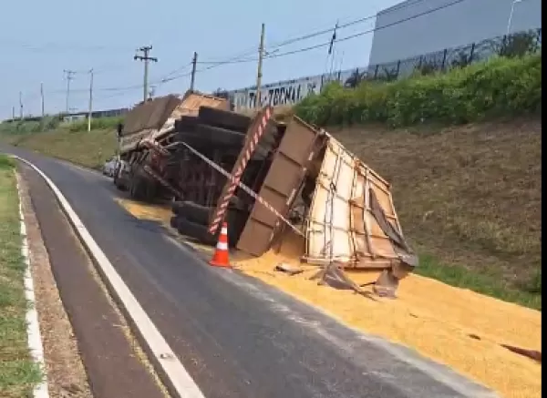 Caminhão carregado com milho tomba na Rodovia Raposo Tavares em Ourinhos