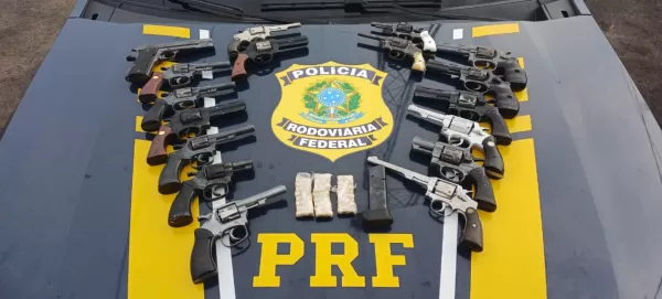 PRF prende duas mulheres com 17 armas vindas do Paraguai na divisa entre Ourinhos e Jacarezinho