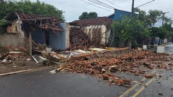 Prédio interditado pela Defesa Civil desaba na Vila Odilon, em Ourinhos