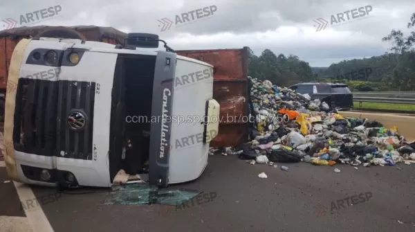 Caminhão carregado de lixo tomba na Rodovia Orlando Quagliato e deixa motorista ferido em Ourinhos