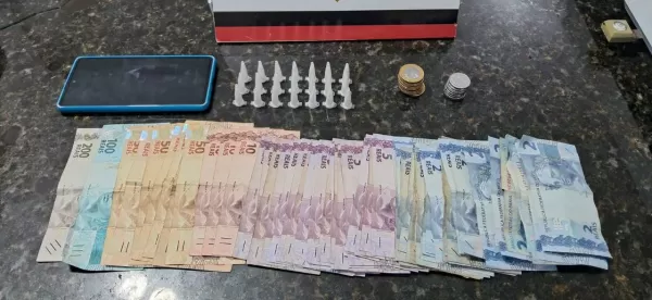 Dois jovens são presos por tráfico de drogas em Espírito Santo do Turvo