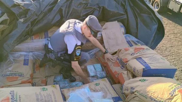 Operação Impacto apreende mais de 47 kg de cocaína escondida em carga de amido de milho em Palmital