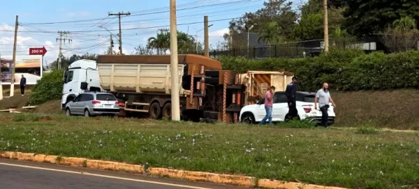 Carreta bitrem tomba na Rodovia Raposo Tavares em Ourinhos