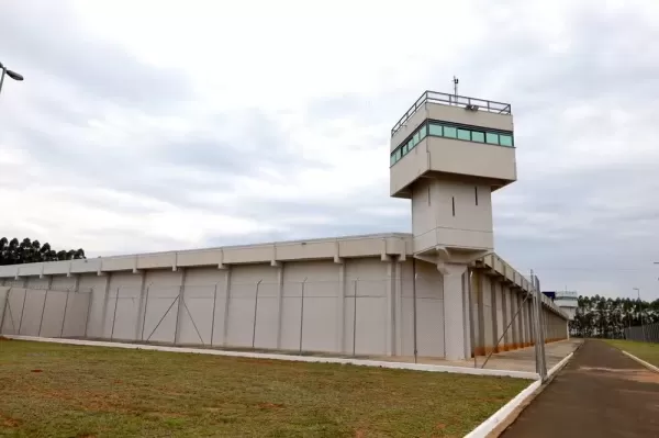 Detentos queimam colchões e fazem outros presos reféns durante motim em penitenciária na região 
