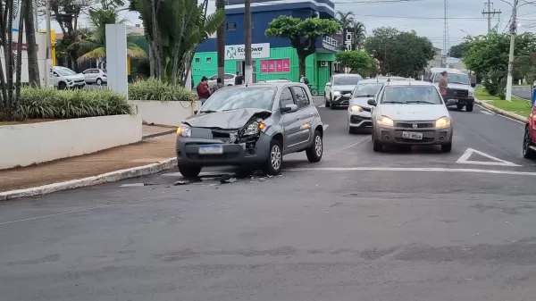 Colisão traseira é registrada em rotatória de Ourinhos e não deixa feridos