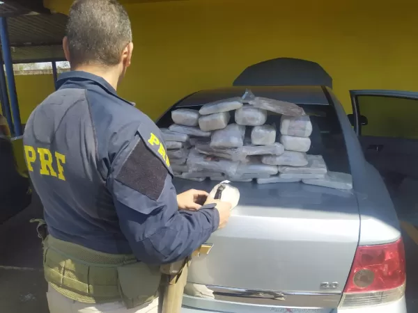 PRF apreende haxixe escondido em carro na BR-153 em Ourinhos