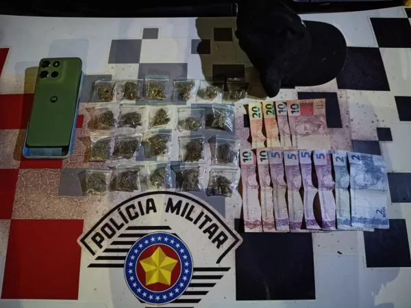 Homem de 29 anos é preso por tráfico de drogas e adolescente de 17 anos é apreendido em campo de futebol em Santa Cruz do Rio Pardo