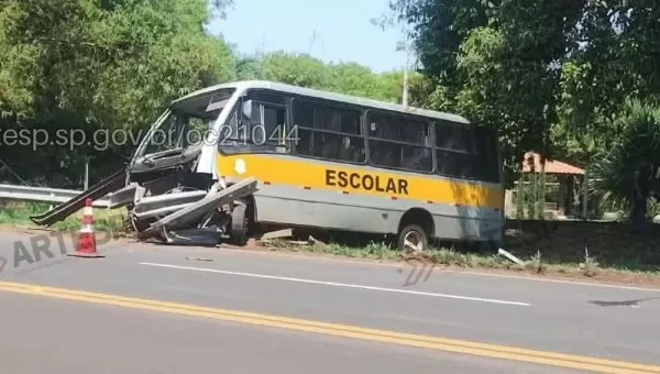 Dez pessoas ficam feridas após pneu de ônibus com pacientes estourar e motorista perder controle do veículo em Tupã